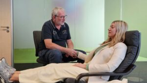 Steffi in behandeling bij Paul.